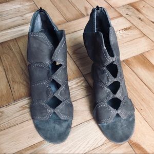 Max Studio Gray suede and snakeskin shooties